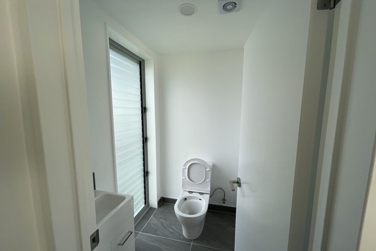 Photo of property in 17 Paparahi Place, Wainui, 0992