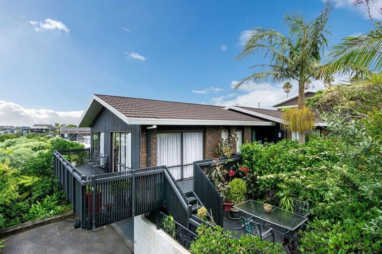 Photo of property in 2/33 Montgomery Avenue, Rothesay Bay, Auckland, 0630
