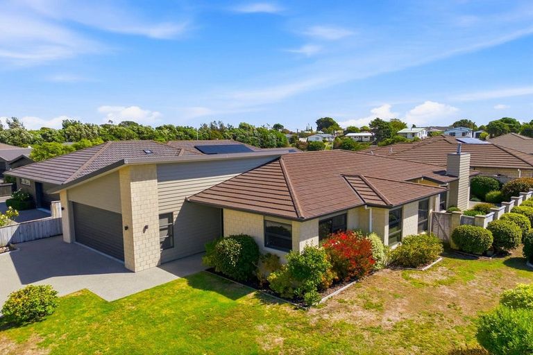 Photo of property in 2 Pearson Place, Paraparaumu, 5032