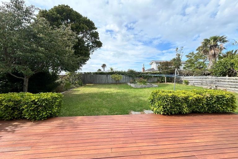 Photo of property in 33 Pupuke Road, Birkenhead, Auckland, 0627