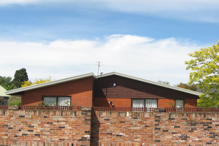 Photo of property in 16 Momorangi Crescent, Redwood, Christchurch, 8051