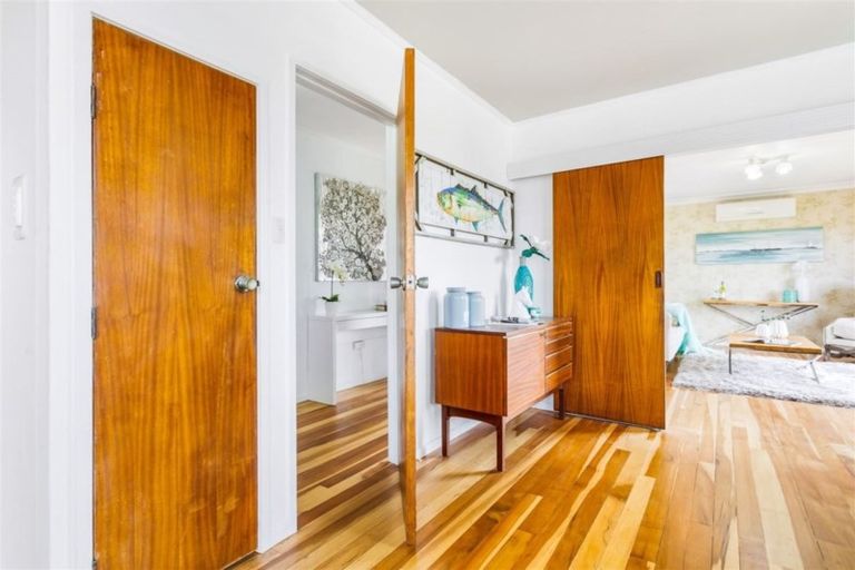 Photo of property in 53 Manhattan Heights, Glendene, Auckland, 0602