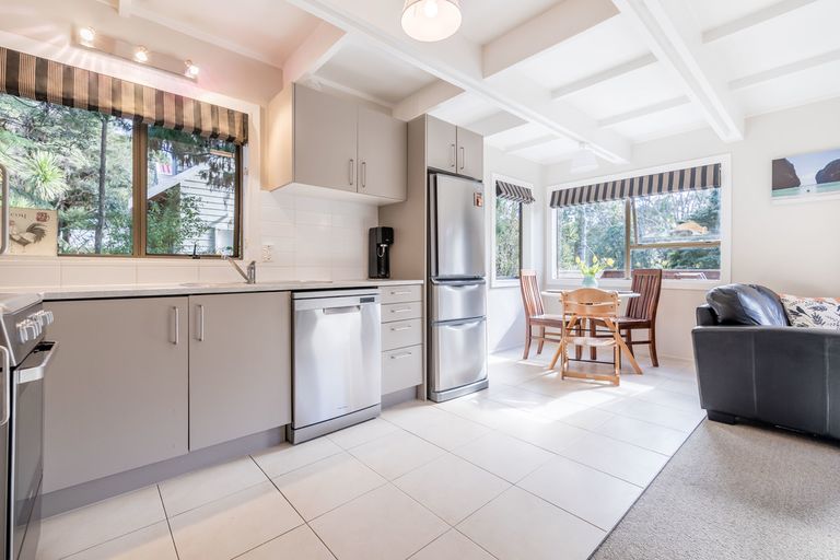 Photo of property in 138 Laingholm Drive, Laingholm, Auckland, 0604