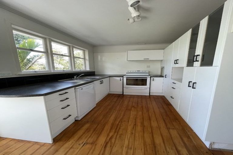 Photo of property in 60 Colwill Road, Massey, Auckland, 0614