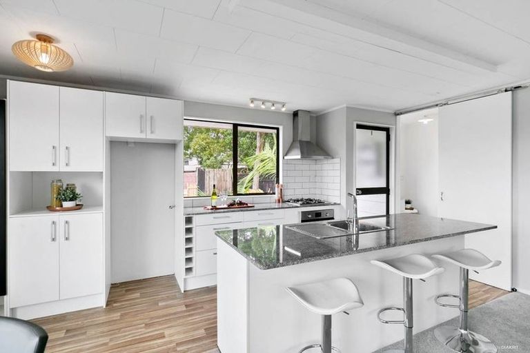 Photo of property in 9 Elizabeth Drive, West Harbour, Auckland, 0618