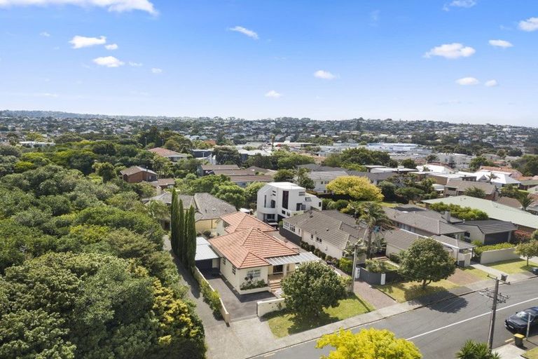 Photo of property in 1/15 Sylvan Park Avenue, Milford, Auckland, 0620