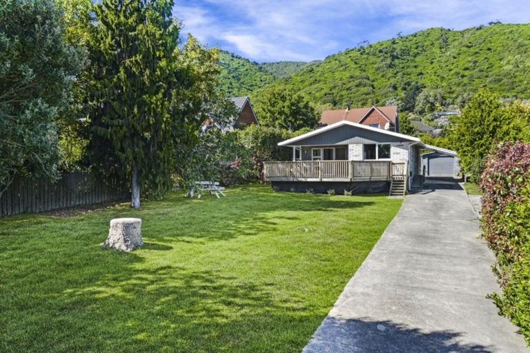Photo of property in 17 Winara Avenue, Waikanae, 5036