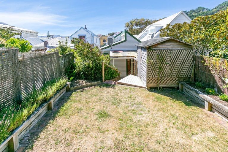Photo of property in 28 Queen Street, Mount Victoria, Wellington, 6011