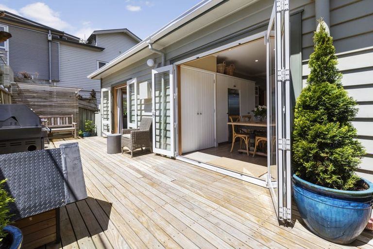 Photo of property in 201 Townsend Road, Miramar, Wellington, 6022