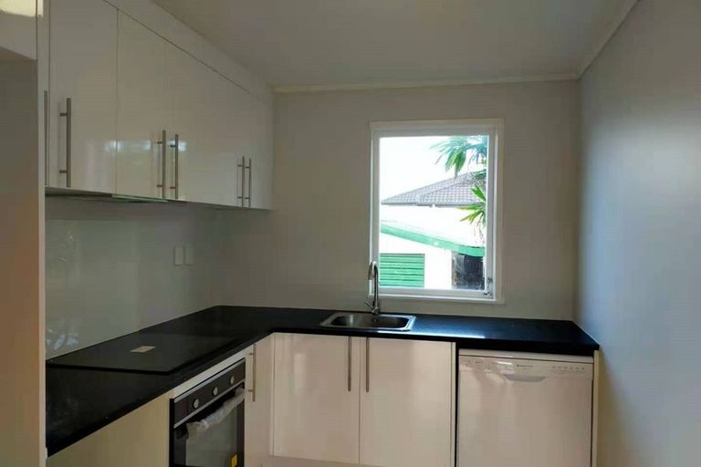 Photo of property in 5 Bodi Place, Te Atatu South, Auckland, 0610