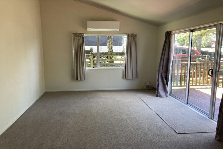 Photo of property in 102 Kemp Road, Massey, Auckland, 0614