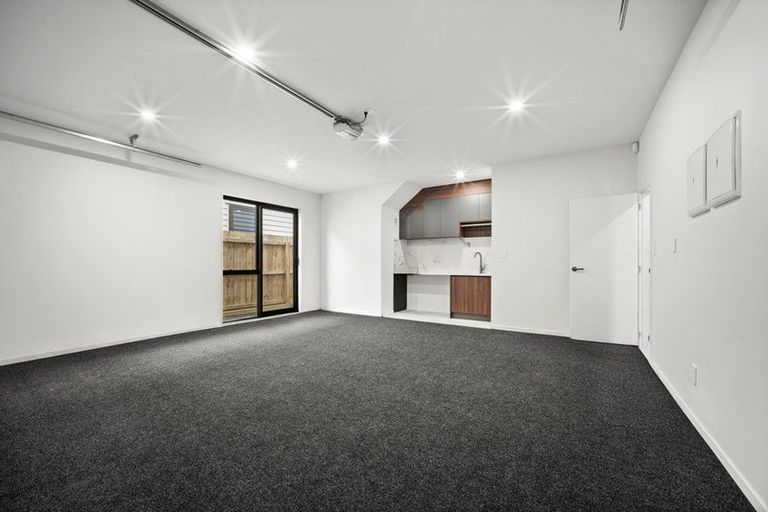 Photo of property in 6 Pukeko Road, Hobsonville, 0616