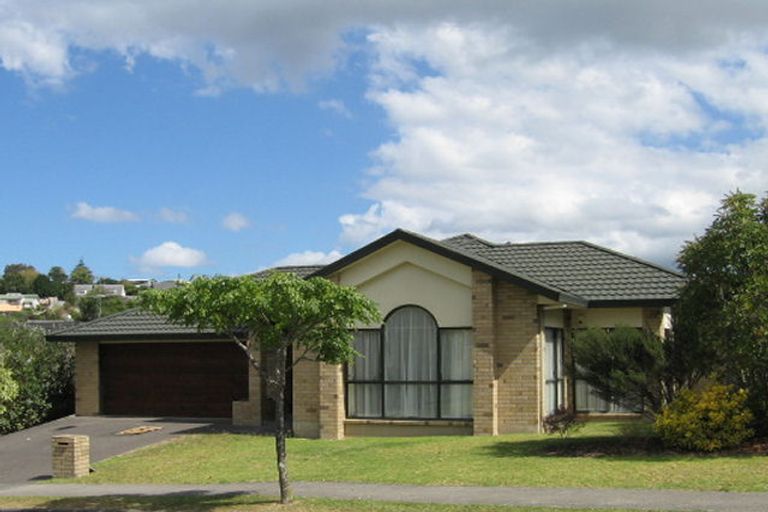 Photo of property in 2 Vermeer Place, West Harbour, Auckland, 0618