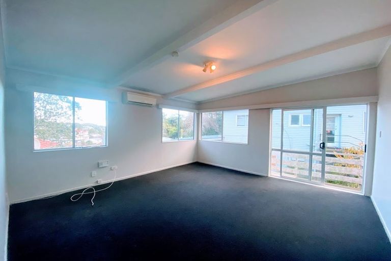 Photo of property in 8 Gahagan Way, Newlands, Wellington, 6037
