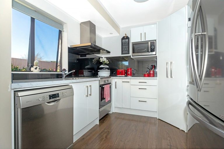 Photo of property in Orange Grove Flats, 2/549 Childers Road, Te Hapara, Gisborne, 4010