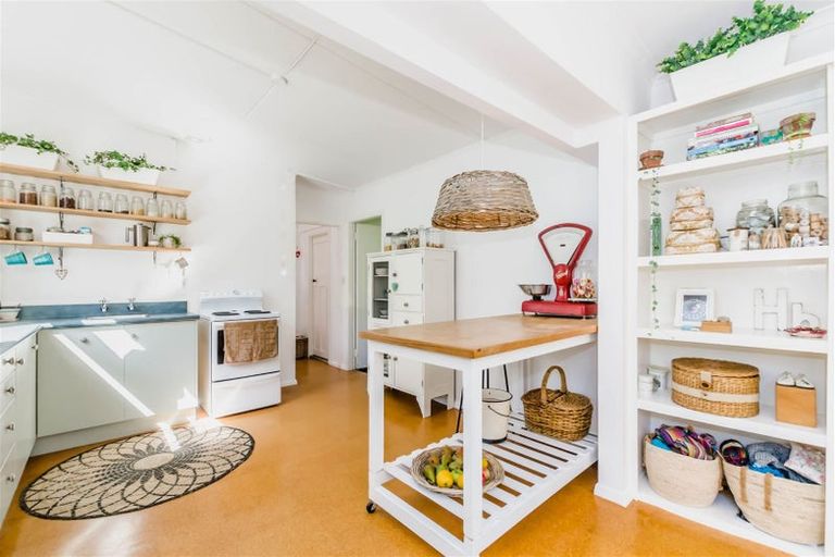 Photo of property in 42 Field Way, Waikanae Beach, Waikanae, 5036