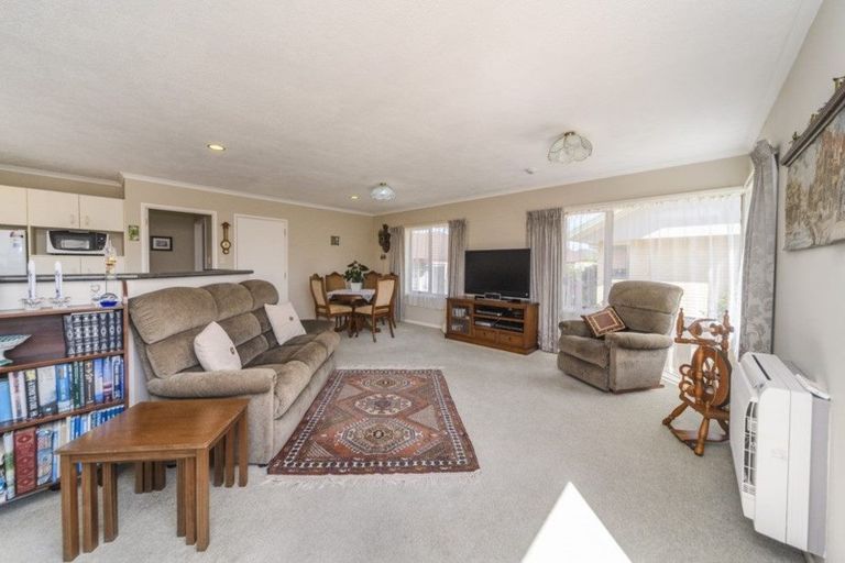 Photo of property in 3 Royal Fern, Kelvin Grove, Palmerston North, 4414