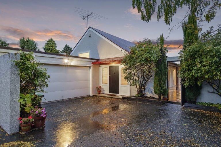 Photo of property in 2/11 Memorial Avenue, Ilam, Christchurch, 8053