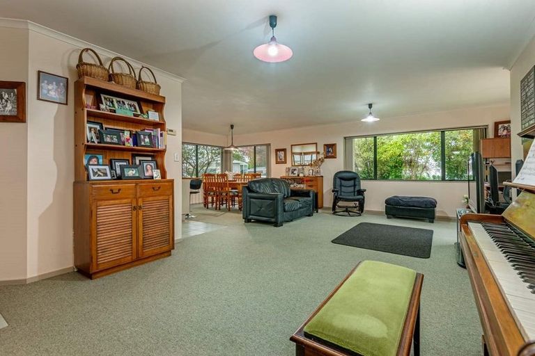 Photo of property in 15 Woburn Place, Takaro, Palmerston North, 4412