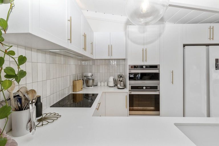 Photo of property in 64 Tiroroa Avenue, Te Atatu South, Auckland, 0610