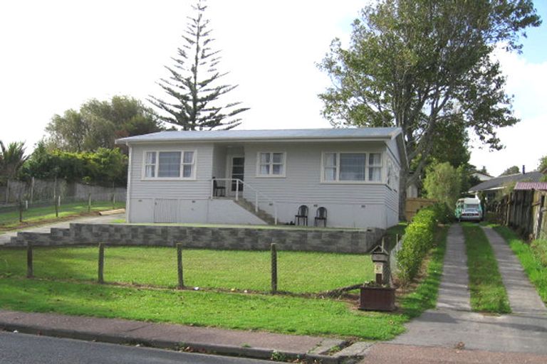 Photo of property in 9 Helleur Road, Massey, Auckland, 0614