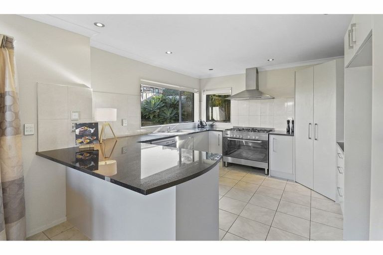 Photo of property in 32 Piper Place, Goodwood Heights, Auckland, 2105