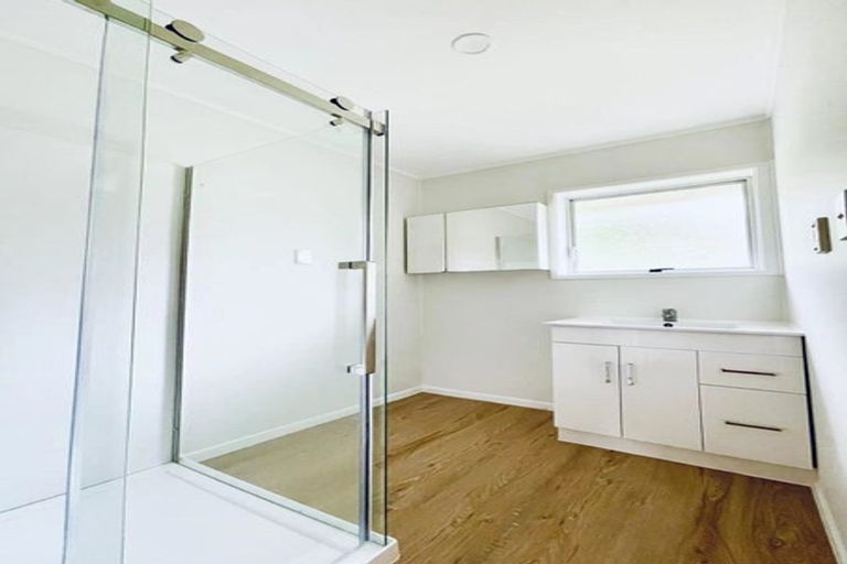 Photo of property in 2/80 Peach Road, Glenfield, Auckland, 0629