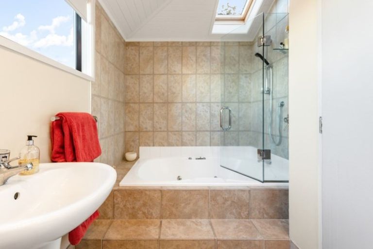 Photo of property in 7a View Road, Campbells Bay, Auckland, 0630