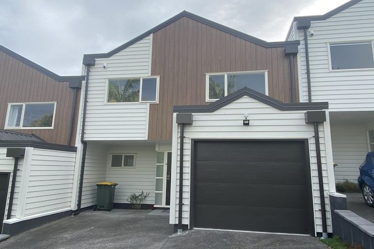 Photo of property in 4/14 Fields Parade, Oteha, Auckland, 0632