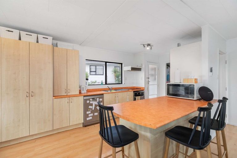 Photo of property in 38 Holmes Drive South, Massey, Auckland, 0614
