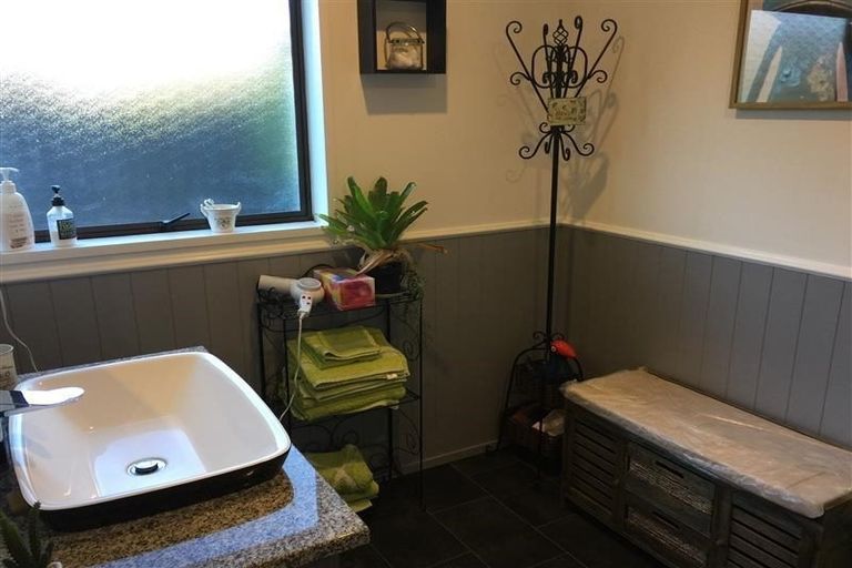 Photo of property in 5 Ranui Street, Waikawa, Picton, 7220