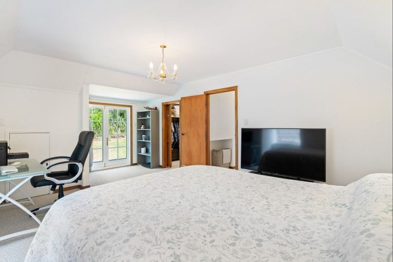 Photo of property in 105 Grassmere Road, Henderson Valley, Auckland, 0612