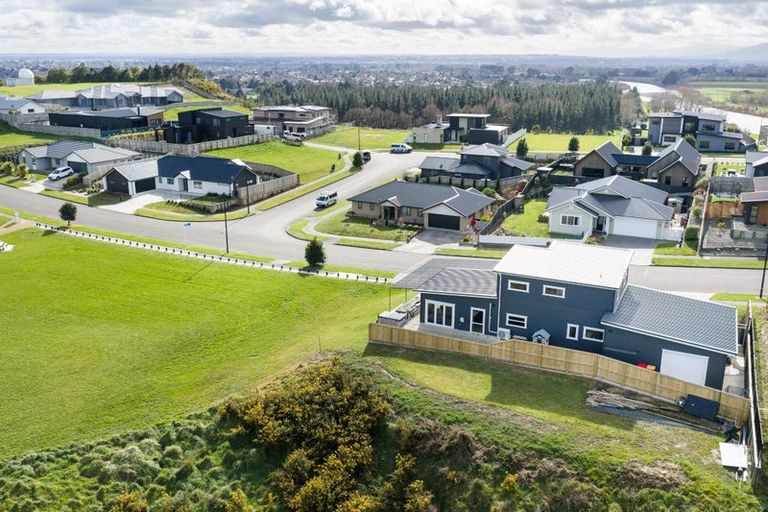Photo of property in 37 Vaucluse Heights, Fitzherbert, Palmerston North, 4410