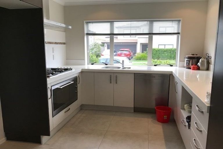 Photo of property in 2 Lorenzo Way, Flat Bush, Auckland, 2016