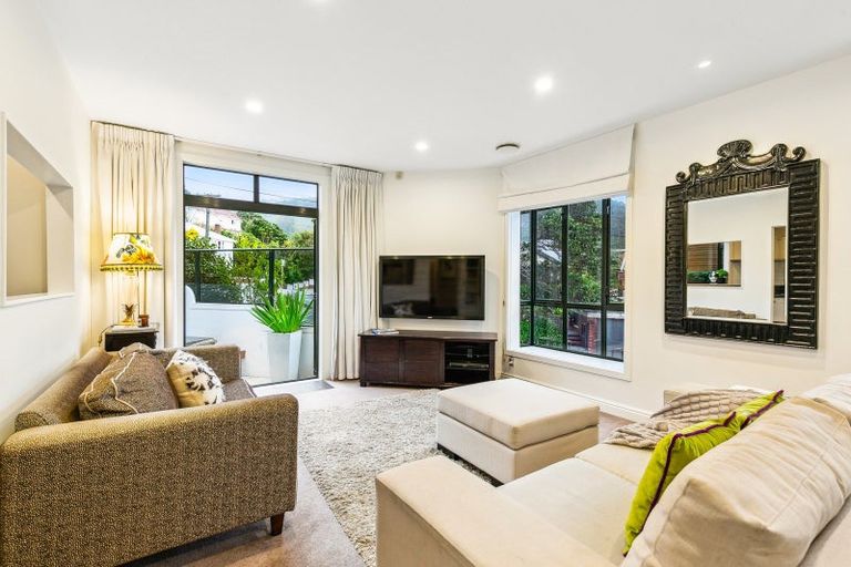 Photo of property in 2/67 Bolton Street, Kelburn, Wellington, 6012