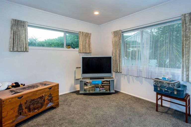 Photo of property in 11 Ellangowan Road, Waiake, Auckland, 0630
