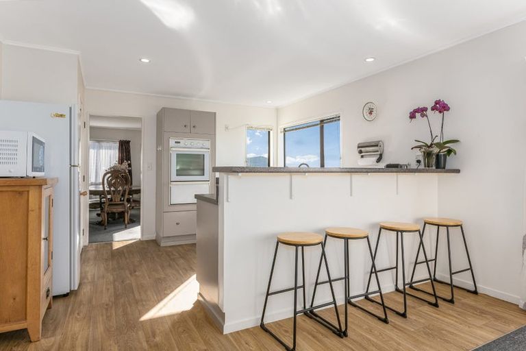 Photo of property in 21 Landsdowne Terrace, Karori, Wellington, 6012