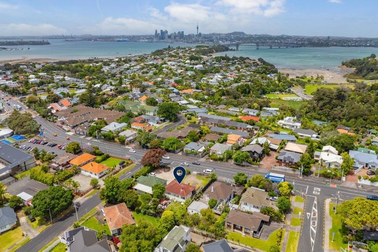 Photo of property in 81 Onewa Road, Northcote, Auckland, 0627