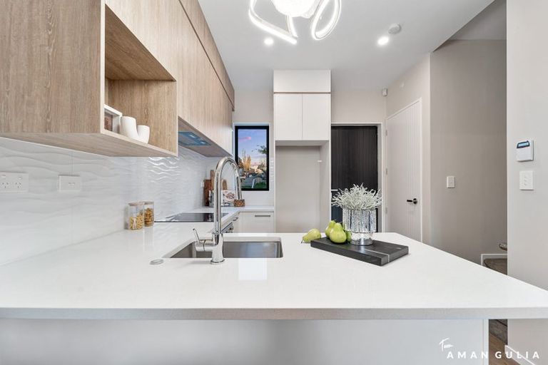 Photo of property in 1/93 Woodglen Road, Glen Eden, Auckland, 0602