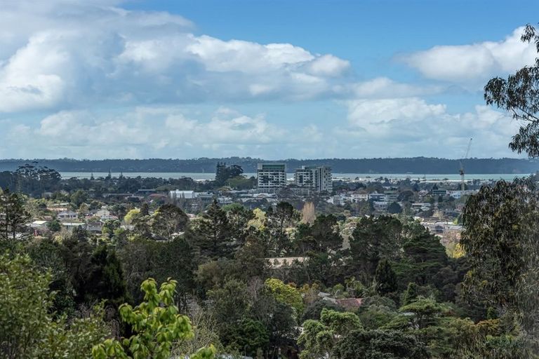 Photo of property in 21 Longfellow Parade, Glen Eden, Auckland, 0604