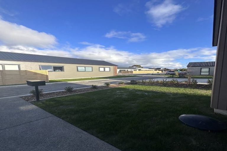 Photo of property in 26 Koru Loop, Paraparaumu, 5032