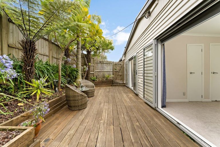 Photo of property in 24 Kiteroa Terrace, Rothesay Bay, Auckland, 0630