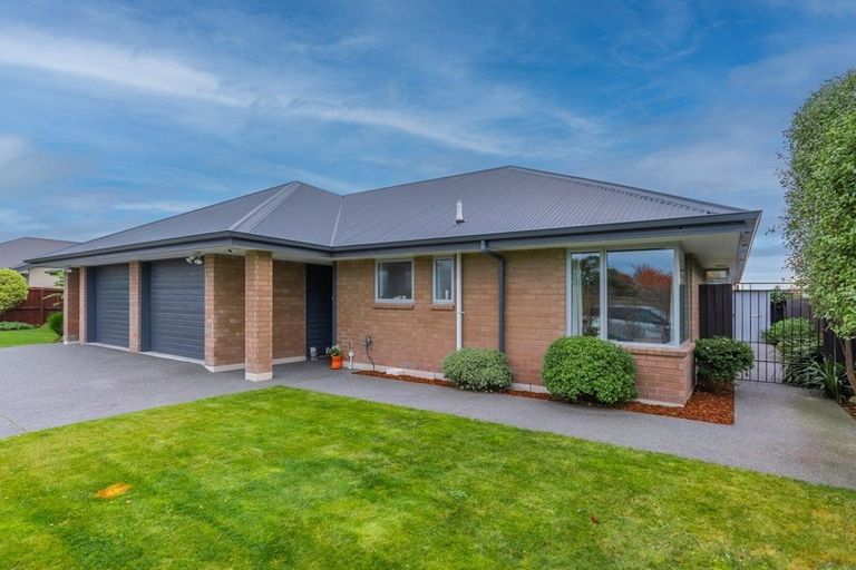 Photo of property in 2/12 Kirsten Place, Parklands, Christchurch, 8083