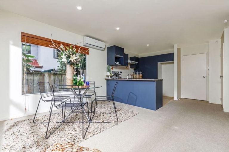 Photo of property in 4/42 Fields Parade, Oteha, Auckland, 0632