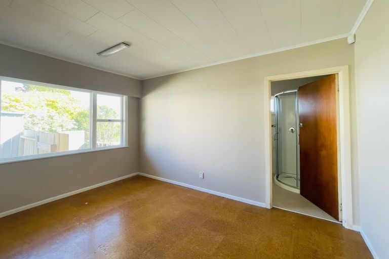 Photo of property in 25 Ellesmere Crescent, Pakuranga Heights, Auckland, 2010