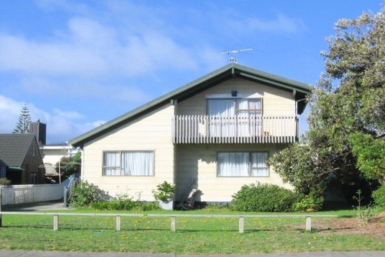 Photo of property in 76 Field Way, Waikanae Beach, Waikanae, 5036
