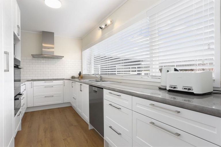 Photo of property in 2/29 Rangitoto Terrace, Milford, Auckland, 0620