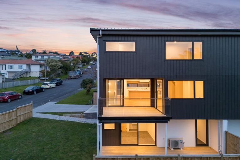 Photo of property in 64a Sungrove Rise, Sunnyvale, Auckland, 0612