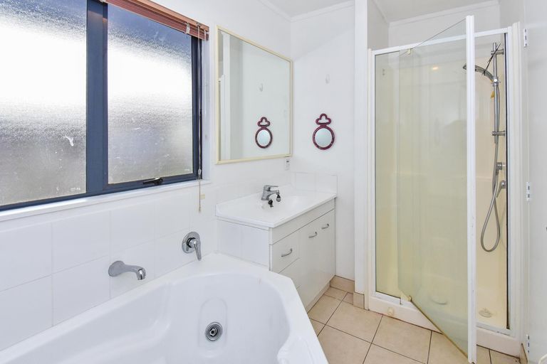 Photo of property in 34 Frank Bunce Grove, Flat Bush, Auckland, 2019