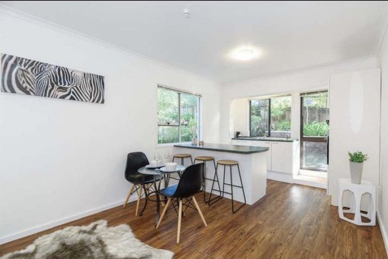 Photo of property in 2/56 Knightsbridge Drive, Forrest Hill, Auckland, 0620